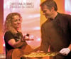Christina Rommel & Band  und Chocolatier Dirk Beckstedde gastieren am 2. November auf Gut Zichtau. Dafür werden noch junge Helfer gesucht, die dem Publikum die Schokolade servieren. 