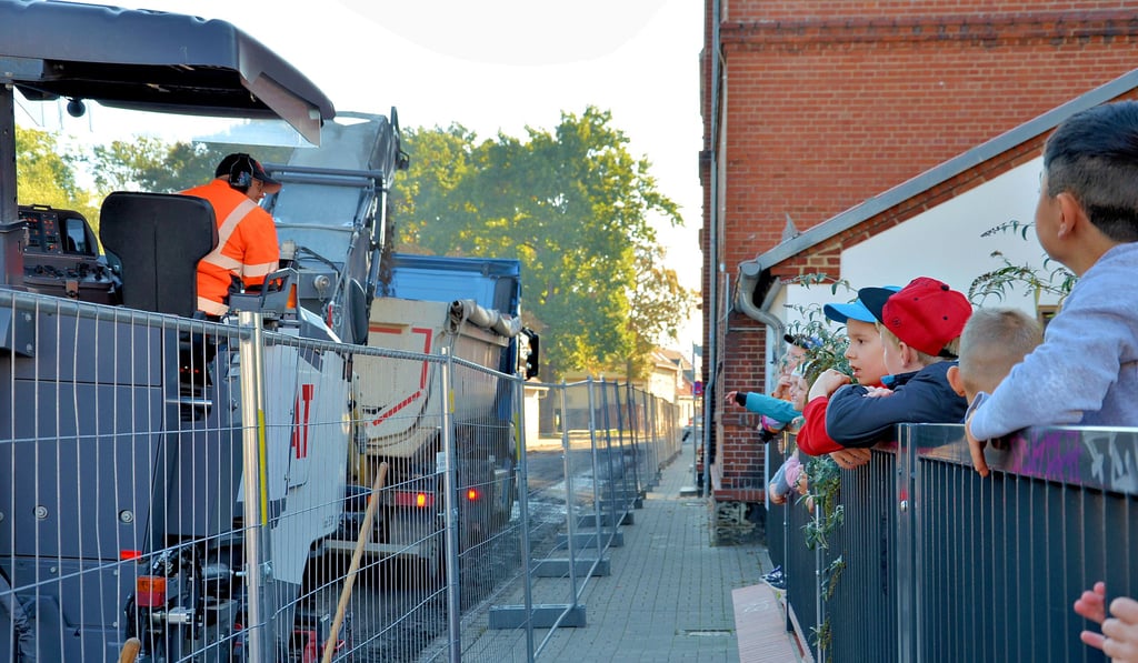 Die Baustelle vor der Schule in Güsten findet auch großes Pausen-Interesse.