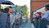 Die Baustelle vor der Schule in Güsten findet auch großes Pausen-Interesse.