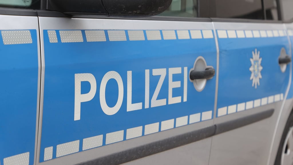 Die Polizei sucht einen Unbekannten, der in Wittenberg einen 25-Jährigen geschlagen haben soll.