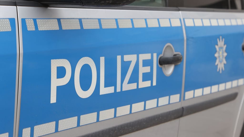 Die Polizei sucht einen Unbekannten, der in Wittenberg einen 25-Jährigen geschlagen haben soll.