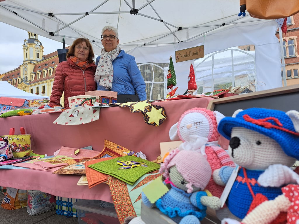 Die gehäkelten Tiere von Petra Reichardt (links) und Kerstin Altwein haben sich auf dem Genussmarkt am Samstag gut verkauft. Andere sind weniger zufrieden.