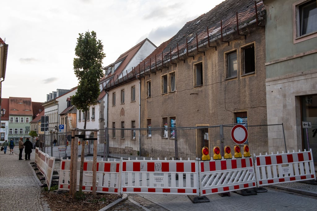 In Freyburg ist seit Ende August die Oberstraße gesperrt. Der Grund ist ein marodes Haus, dessen Dachtragswerk einsturzgefährdet ist.