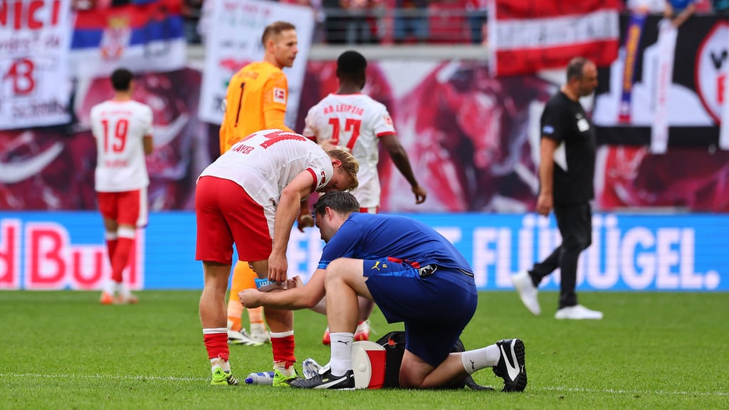 RB-Abwehrspezialist Xaver Schlager bekommt seine Wader verarztet, er fehlt gegen den BVB