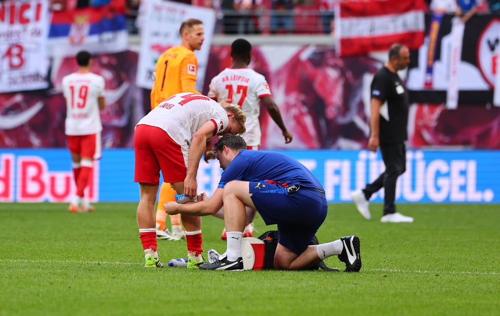 RB-Abwehrspezialist Xaver Schlager bekommt seine Wader verarztet, er fehlt gegen den BVB