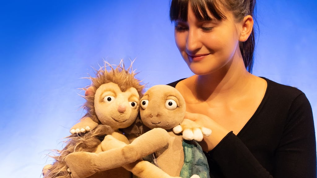 Szene aus dem Stück: Kuschelalarm bei Igel und Schildkröte.