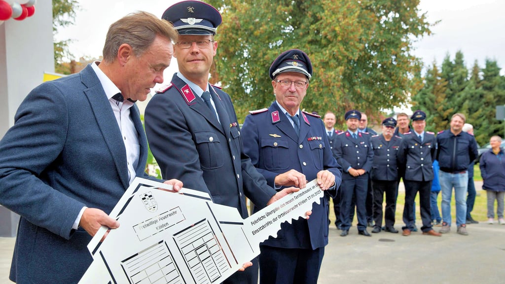 Den Schlüssel für das neue Feuerwehrgerätehaus überreichte Bürgermeister Michael Jahn (li.) an Wehrleiter Danilo Mölbitz (2. v. l.).