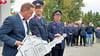 Den Schlüssel für das neue Feuerwehrgerätehaus überreichte  Bürgermeister  Michael Jahn  (li.) an Wehrleiter  Danilo  Mölbitz (2. v. l.).