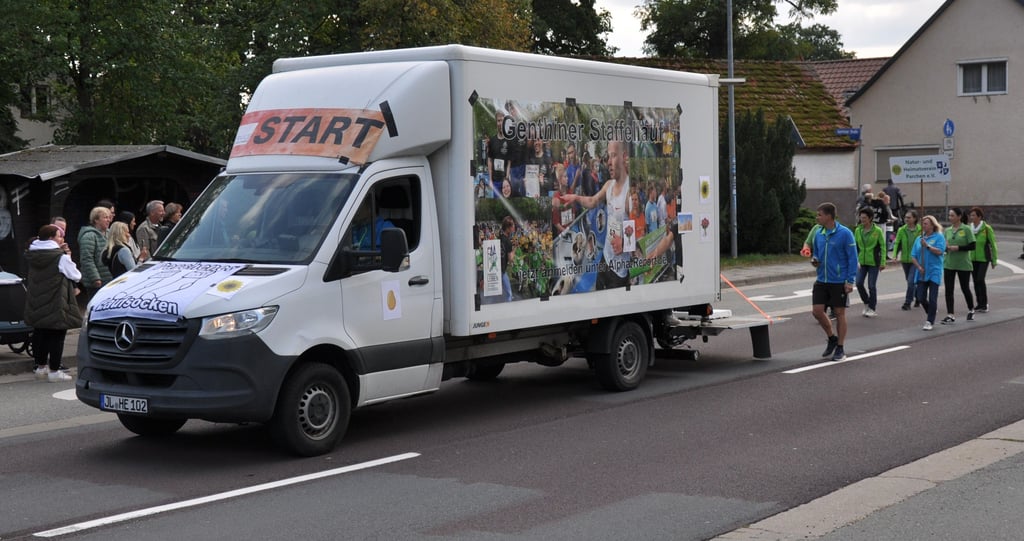 Für Musik sorgten die Parchener Laufsocken mit einem eigenen Wagen im Zug.