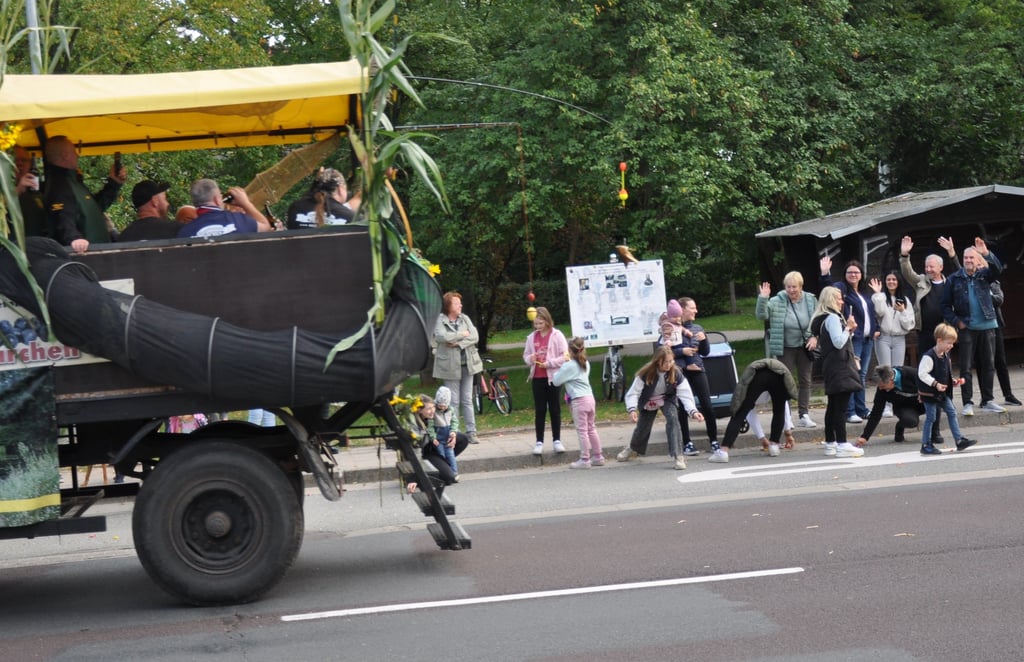 Fast wie beim Karnevalsumzug war es am Wagen des Angelvereins. Dessen Mitglieder waren Bonbons in die Zuschauerreihen.