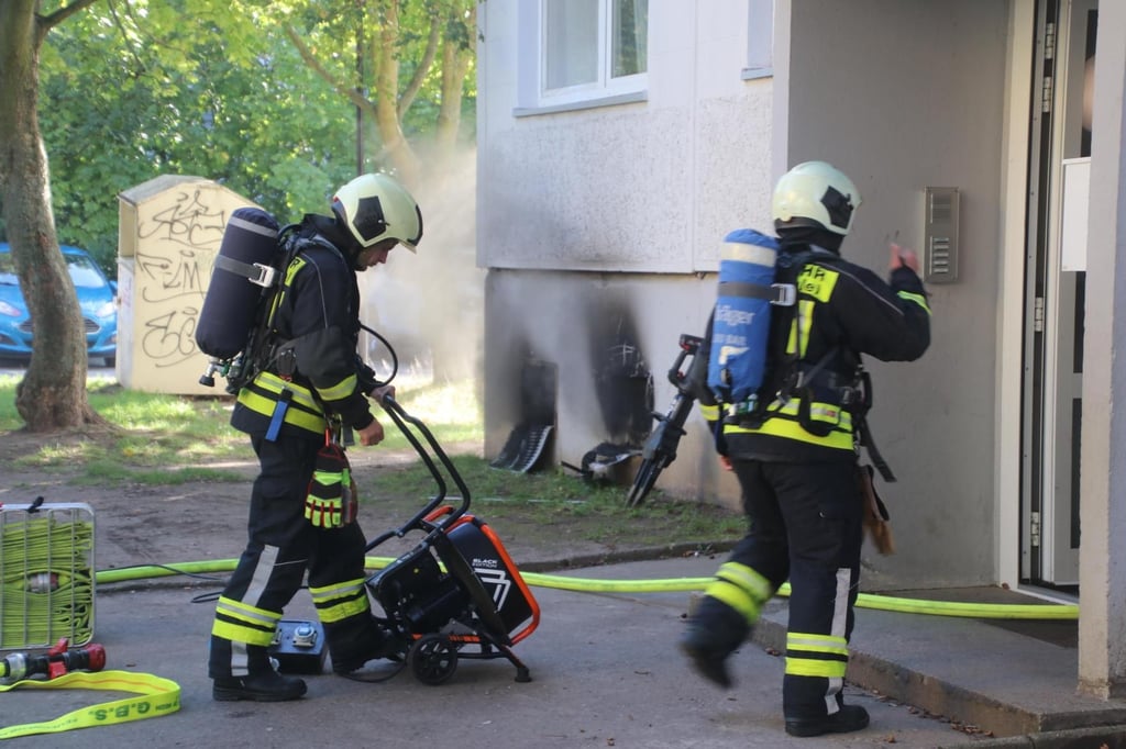 Bei dem Brand in der Silberhöhe ist die Feuerwehr im Einsatz.