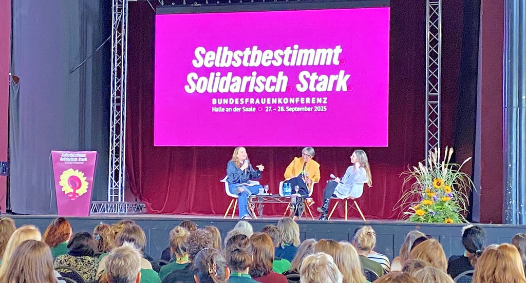 Lockeres Gespräch zum Finale der Bundesfrauenkonferenz der Grünen in Halle: Bundestagsmitglied Ricarda Lang, Gesine Märtens, (ehem. Staatssekretärin für Gleichstellung in Sachsen) und Autorin Marlen Hobrack (v.li.) diskutierten über Herkunft, Ungleichheit und die Frage: Wer ist hier die Klassenbeste?