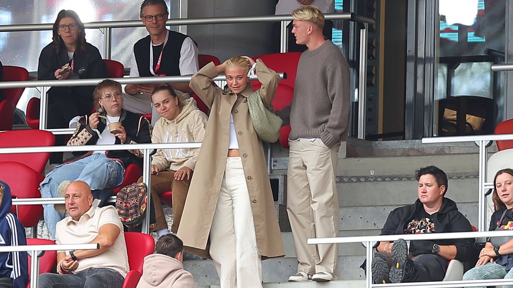 RB-Zugang Conrad Harder (stehend) und Freundin Emma Jensen in der Red-Bull-Arena
