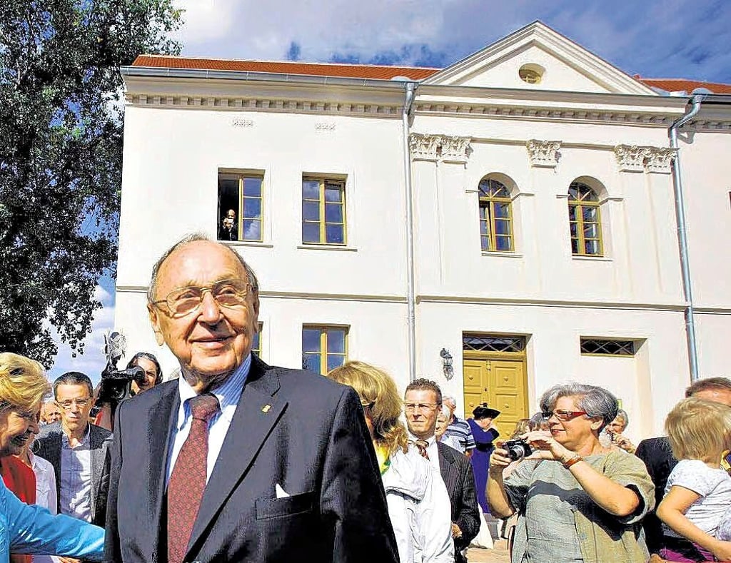 Zur Eröffnung der Bildungs- und Gedenkstätte in Reideburg war Hans-Dietrich Genscher 2009 zu seinem Geburtshaus gekommen.