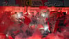Die Fans von Union Berlin zünden zahlreiche Bengalos.
