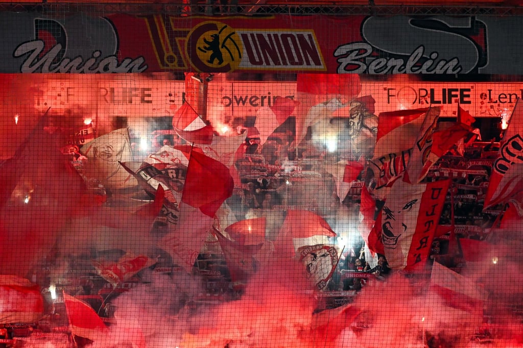 Die Fans von Union Berlin zünden zahlreiche Bengalos.