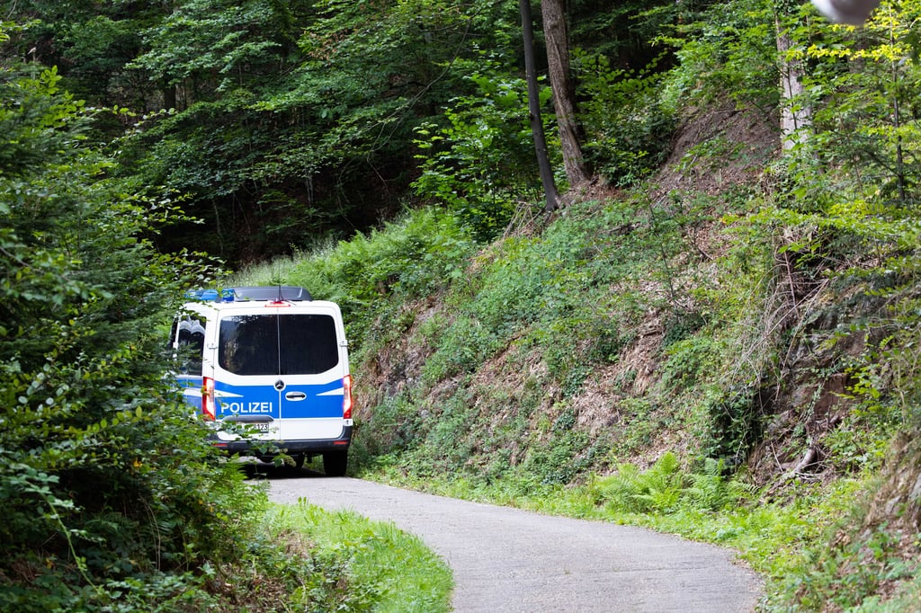 Das geht auch unaffälliger! Um nicht im weiß-blauen Dienstfahrzeug aufzukreuzen, griffen Polizisten zu einem Trick.