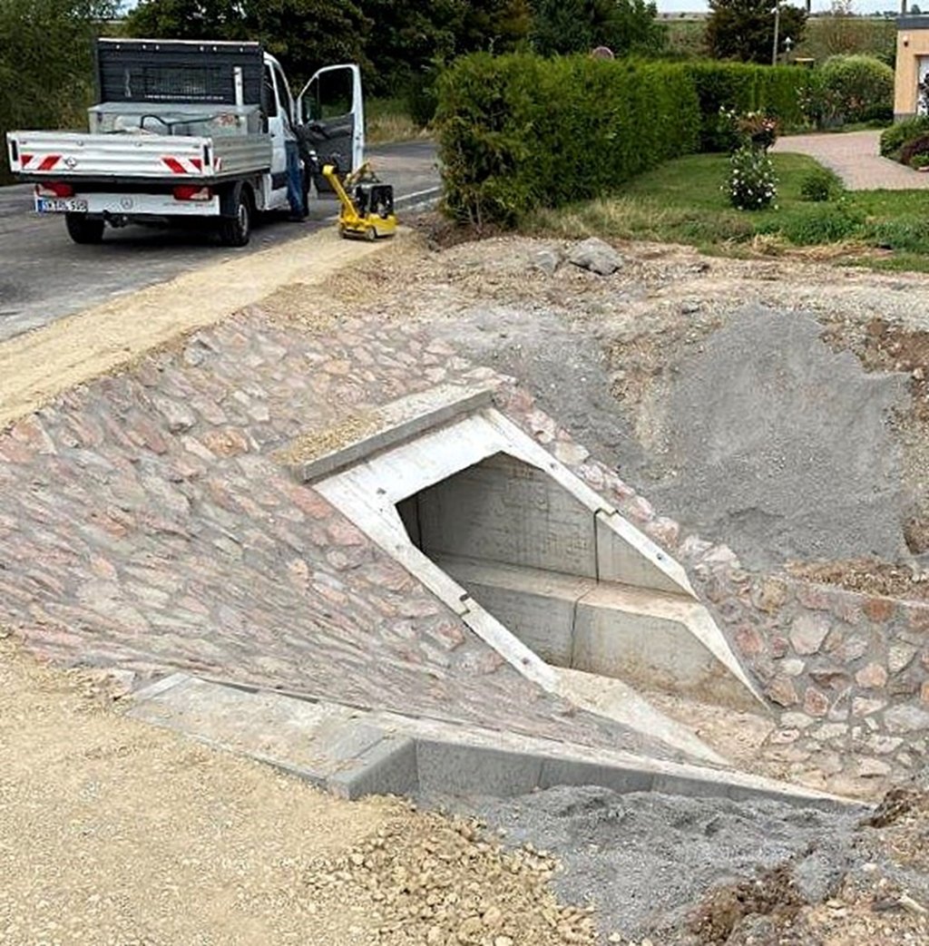 Der neu gebaute Durchlass am Ortseingang Erdeborn aus Richtung Hornburg noch während der Bauarbeiten. Ein Detail fehlt und es wird auch nicht ergänzt.