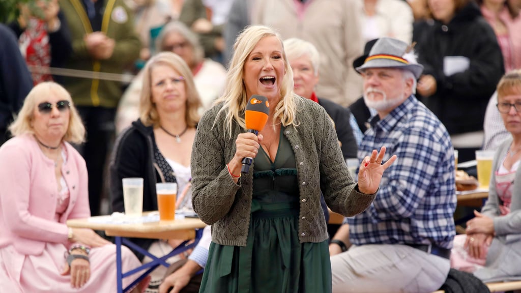 Moderatorin Andrea "Kiwi" Kiewel begrüßt am Sonntag, dem 5. Oktober, wieder viele Gäste im "ZDF-Fernsehgarten".