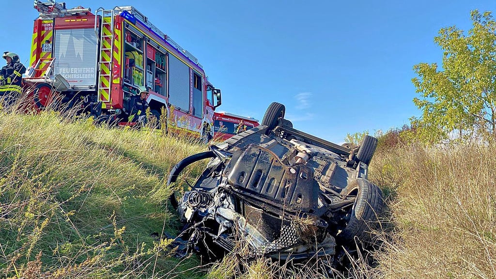 Auf der A36 zwischen Aschersleben-West und Hoym überschlug sich ein Auto und landete im Graben. Eine Person wurde verletzt.