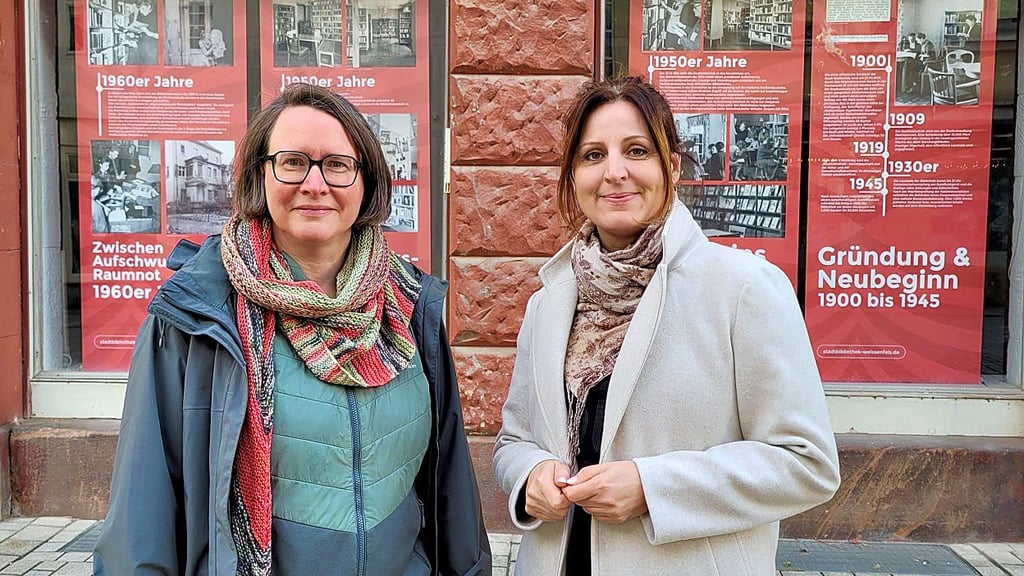 Denise Demnitz (links), Wirtschaftsförderin der Stadt Weißenfels, und Bibliotheksleiterin Sandra Baumgart stellen die Schaufensteraktion der Stadtbibliothek an der Jüdenstraße 5 vor.