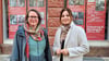 Denise Demnitz (links), Wirtschaftsförderin der Stadt Weißenfels,  und Bibliotheksleiterin Sandra Baumgart stellen die Schaufensteraktion der Stadtbibliothek an der Jüdenstraße 5 vor. 