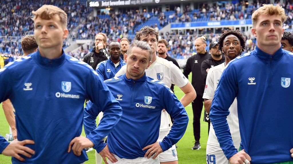 Der Blick geht ins Leere bei Baris Atik (Mitte) und dem Team des 1. FC Magdeburg.