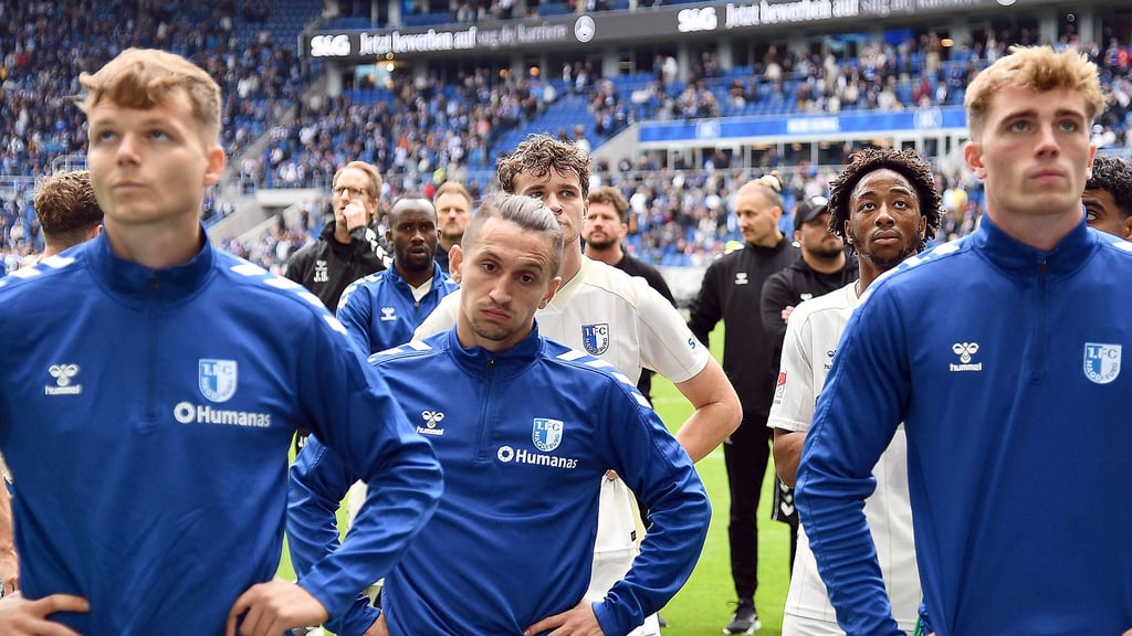 Der Blick geht ins Leere bei Baris Atik (Mitte) und dem Team des 1. FC Magdeburg.
