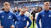 Der Blick geht ins Leere bei Baris Atik (Mitte) und dem Team des 1. FC Magdeburg.