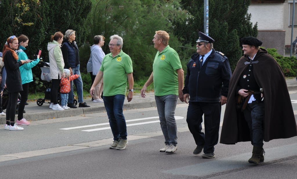 Ortsbürgermeister Hubert Schwandt, Peter Söchting von der Parchener Feuerwehr, Enrico Köhler vom Schloss-Förderverein und Michael Karbe, Chef des Heimatvereins