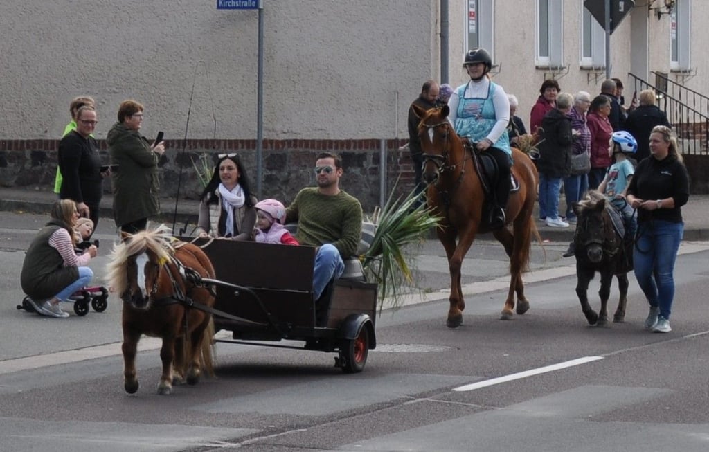 Zu Pferd ging es für diese Teilnehmer durch den Ort.