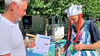 Klimaschutzmanager Lars Neumann (links) mit Maskottchen KlimaKliX von  KliX³. 