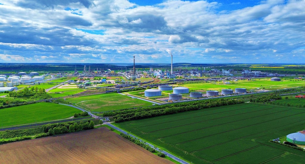 Die TotalEnergies-Raffinerie im Leunaer Ortsteil Spergau soll ab 2028 über eine 19 Kilometer lange Trasse Fernwärme für Leipziger Wohnungen liefern. Doch Spergauer eigentümer wollen keine Leitungen unter ihren Böden akzeptieren.