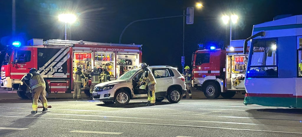 Blick auf die Unfallstelle auf dem Strombrückenzug in Magdeburg.