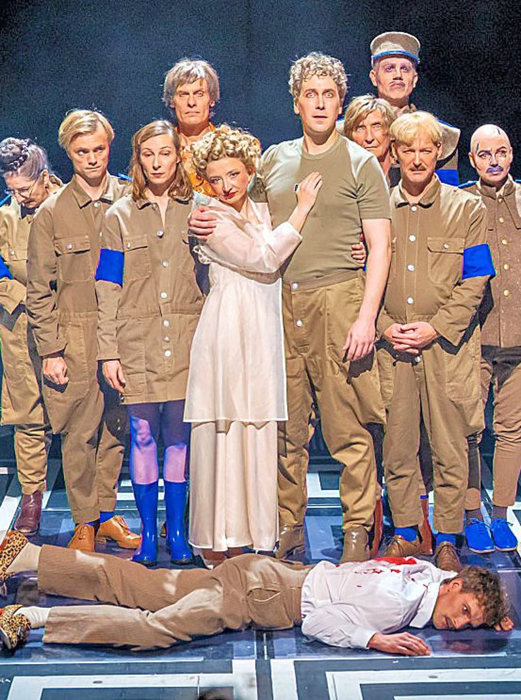 Mit knallblauer Armbinde: das „Hamlet“-Ensemble.