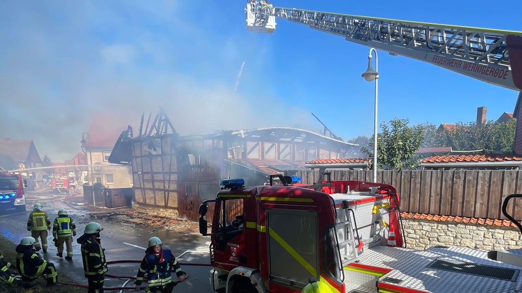 Großeinsatz der Feuerwehren am Montag im Nordharz: In der Hauptstraße in Langeln brennt eine Scheune.
