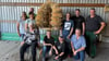 Gemeinschaftlich wird die große Erntekrone fertiggestellt. Auf dem Landeserntedankfest in Magdeburg zeigen die Hordorfer ihr Ergebnis.