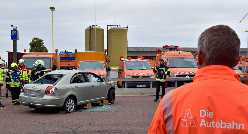 Wenig später war das Dach ab: Die Feuerwehr demonstrierte, wie sie eingeklemmte Personen aus einem Autowrack befreit.