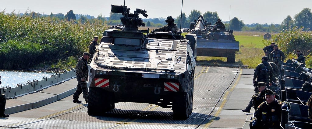 Der Radpanzer Boxer sicherte den Brückenschlag auf der „feindlichen" Seite ab. Die Faltschwimmbrücke über die Havel ist etwa einhundert Meter lang, die Technik gibt es deutschlandweit nur in Havelberg.