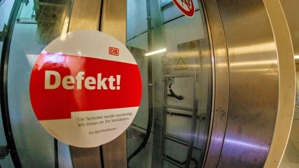 Anfang vergangener Woche war der Aufzug an Gleis 4 und 5 des Ascherslebener Bahnhofs nicht nutzbar. Die Bahn ist jedoch aktiv geworden: Inzwischen können Fahrgäste den Service wieder wie gewohnt in Anspruch nehmen.