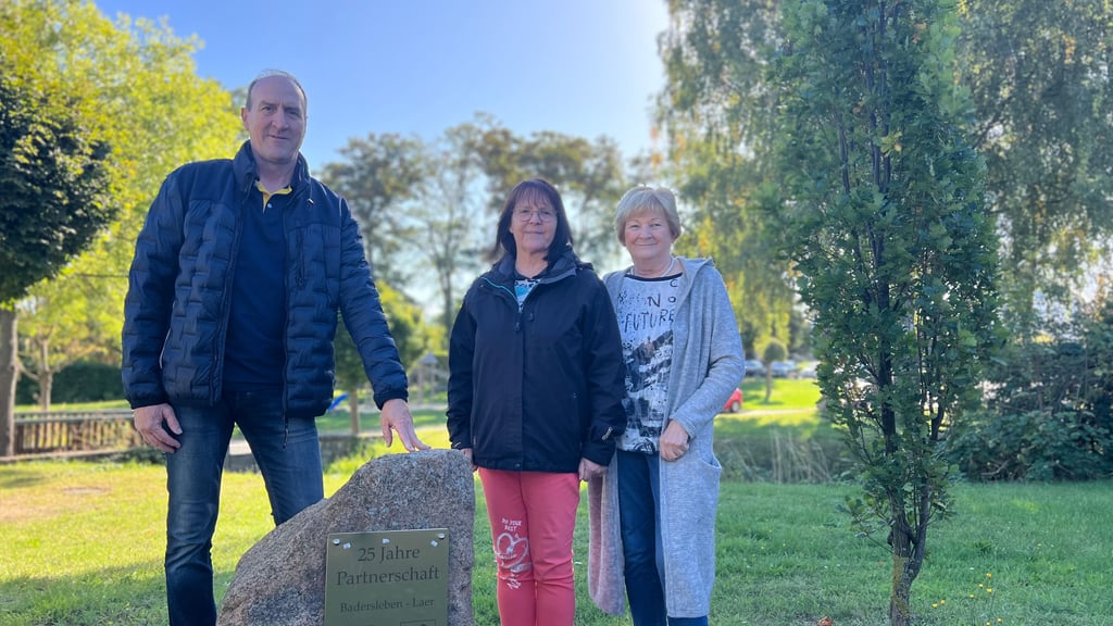 Ortsbürgermeister Olaf Beder mit Ines Beder und Christine Rosemann (von links) vom Orga-Team am Gedenkstein, der zum 25-jährigen Jubiläum der Partnerschaft errichtet wurde.