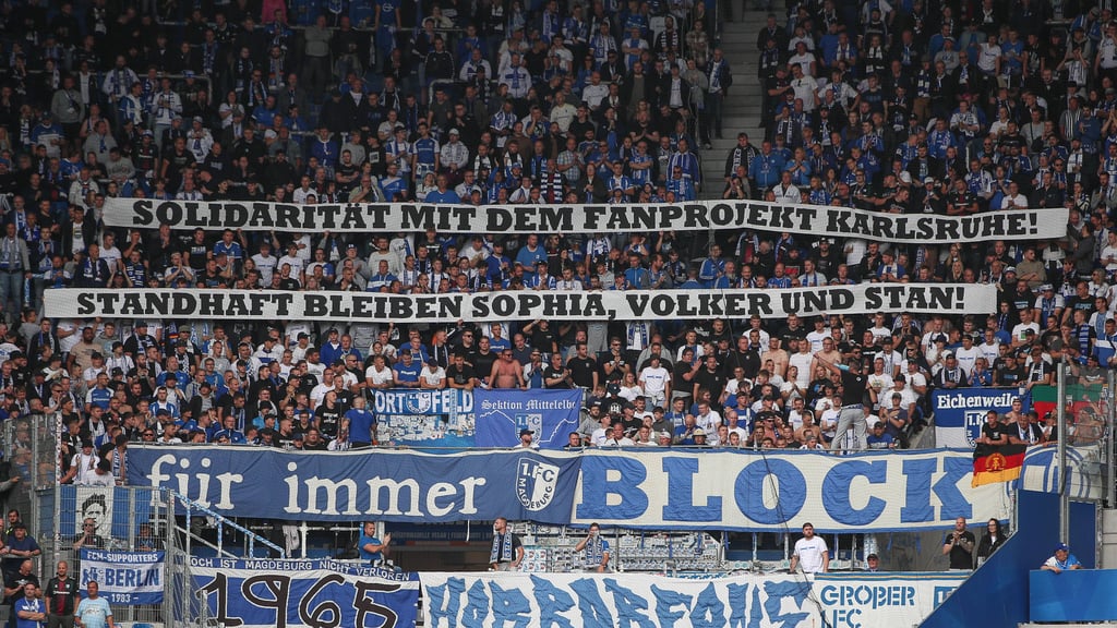 Die Fanszene des 1. FC Magdeburg setzte in Karlsruhe ein Zeichen.