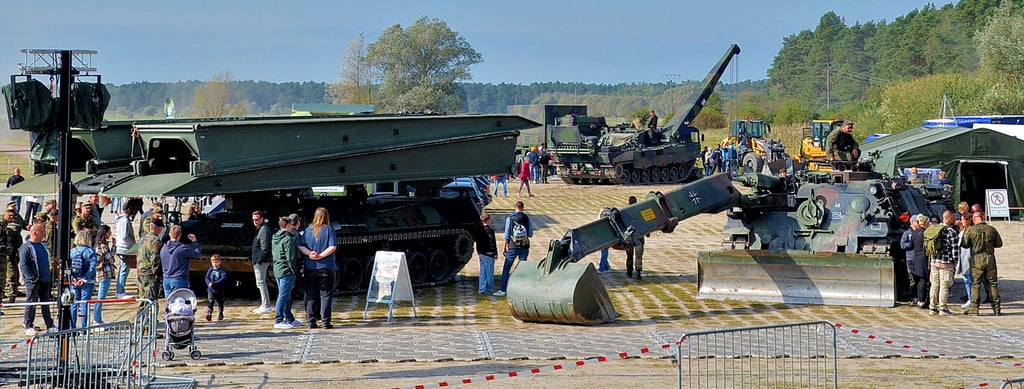 Die auf dem Wasserübungsplatz Nitzow ausgestellte schwere Technik der Havelberger Panzerpioniere: Links der Brückenlegepanzer Biber, rechts der Pionierpanzer Dachs, hinten mit Kran der Bergepanzer Büffel.