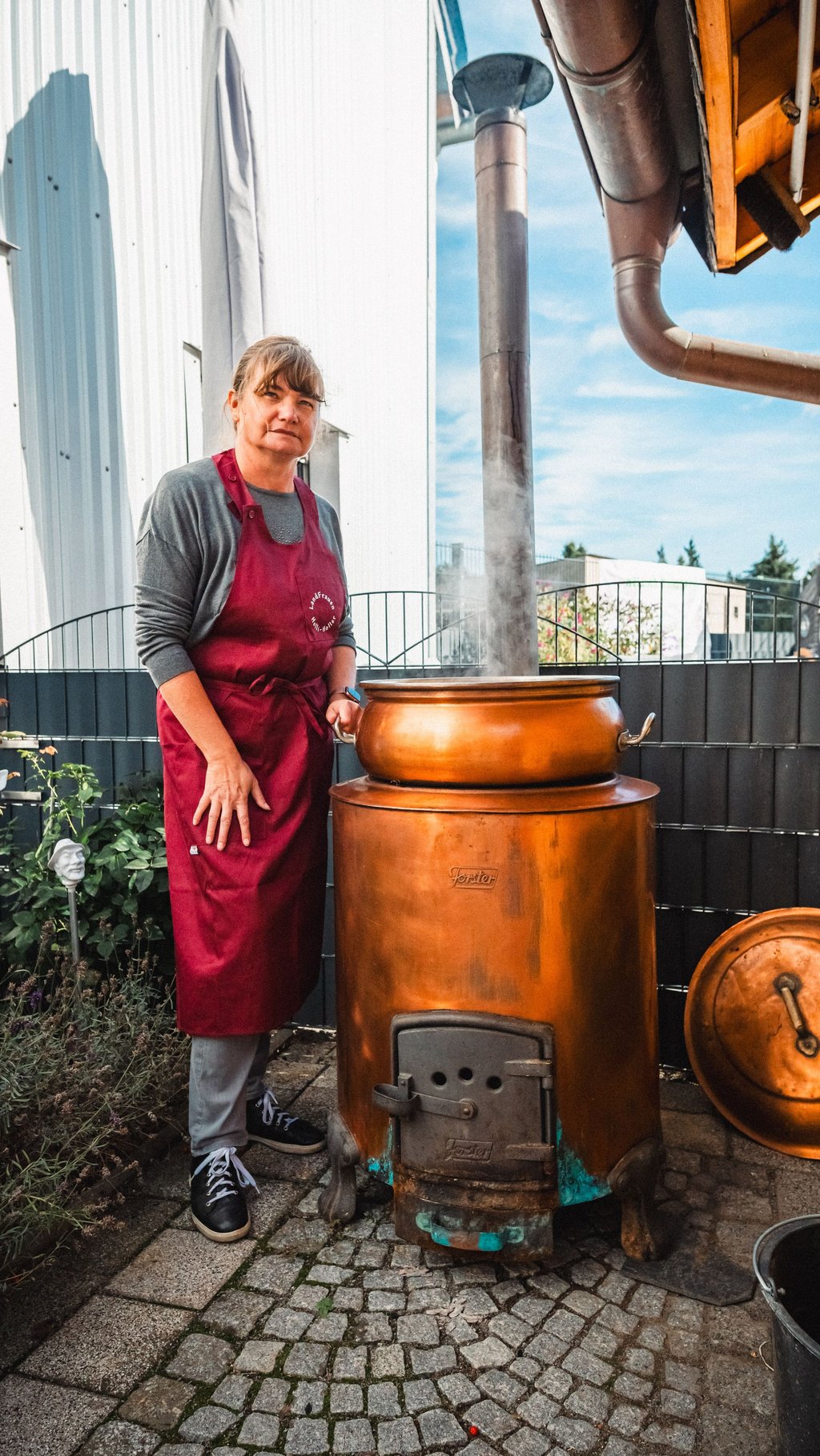 Die Landfrauen aus Ochtmersleben kochen am Samstag, 11. Oktober, von 11 bis 16 Uhr Zuckerrübensirup für die Gäste. Auch Gebäck gibt es vor Ort.