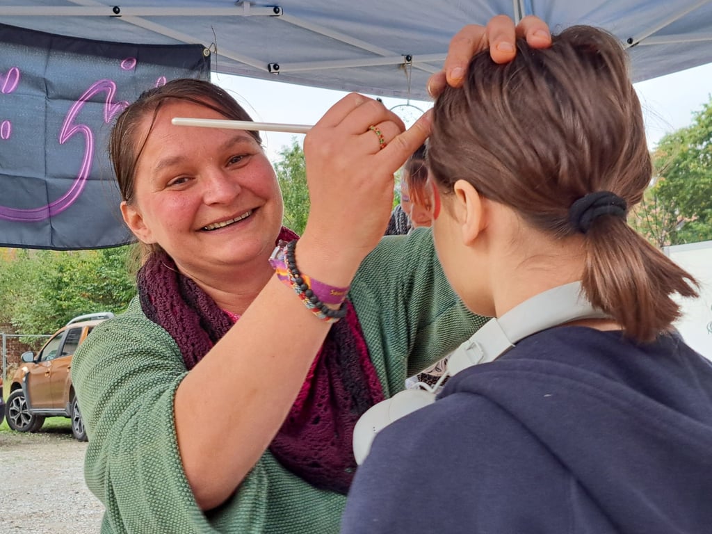 Sindy Krause, gebürtige Weißenfelserin, schminkte beim Straßenfest in Herrmannsgarten viele Kinder gemeinsam mit ihrer Schwester. Dafür war die gebürtige Weißenfelserin eigens aus NRW angereist.