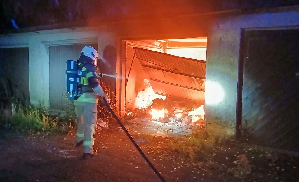 Einsatz für die Feuerwehr Oschersleben: Wieder brennt Müll in den Garagen der Neindorfer Straße.