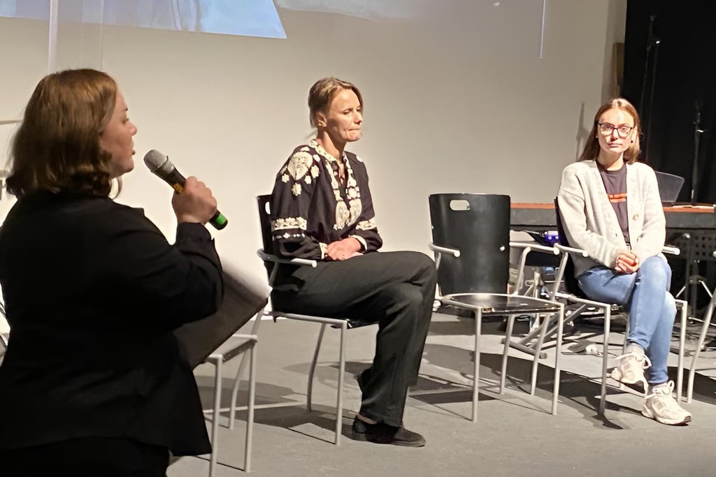 Kristina Ashraf (li.) im Gespräch mit Julija Poljechina  und Liusiena Zinovkin (re.)