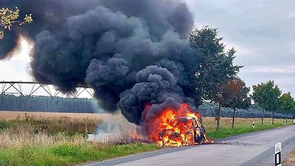 Das Fahrzeug ist am Straßenrand ausgebrannt.