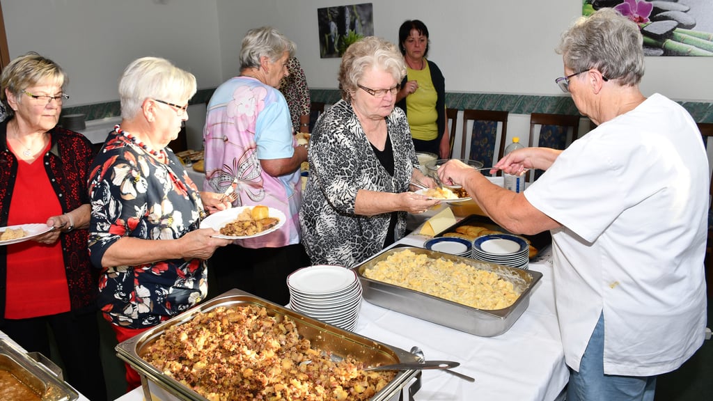 Auf dem Kartoffelfest lassen es sich die mehr als 100 Gäste gut gehen. Das Oschersleber Traditionsfest wird in diesem Jahr mit dem achtzigjährigen Jubiläum der Volkssolidarität kombiniert.