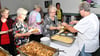 Auf dem Kartoffelfest lassen es sich die mehr als 100 Gäste gut gehen. Das Oschersleber Traditionsfest wird in diesem Jahr mit dem achtzigjährigen Jubiläum der Volkssolidarität kombiniert. 